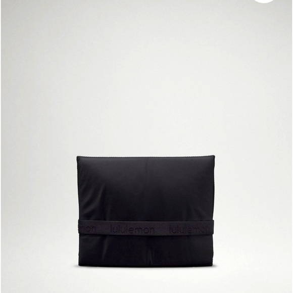 Lululemon parent crossbody with changing mat - Picture 2 of 6